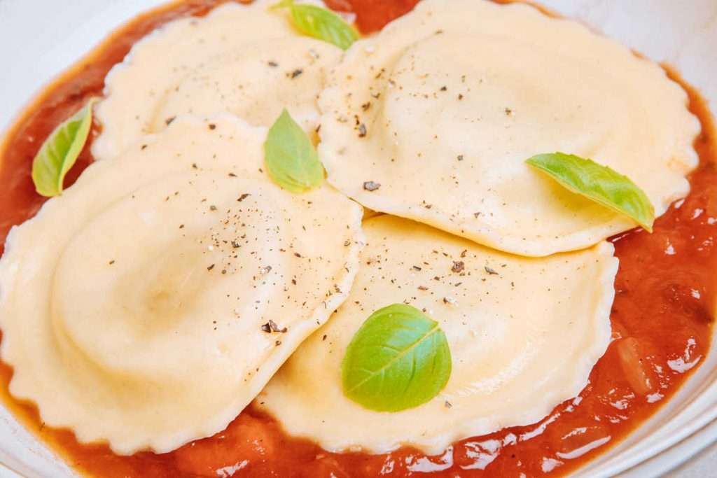 Rund ravioli fylld med ost Pussel online