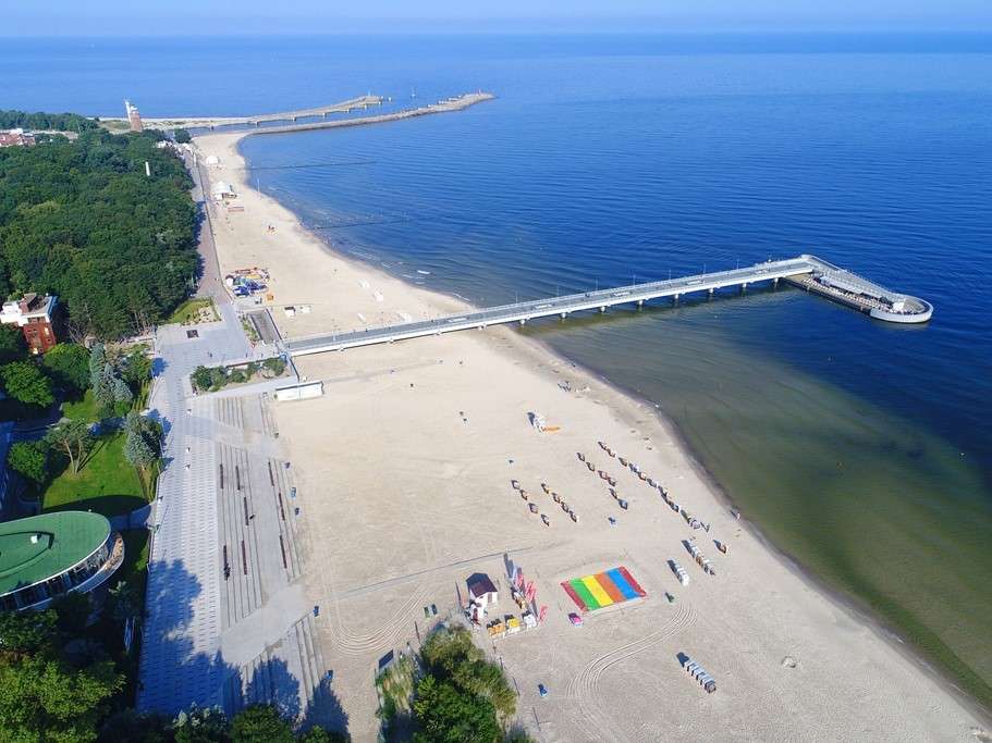 A beach with a pier in Kołobrzeg jigsaw puzzle online