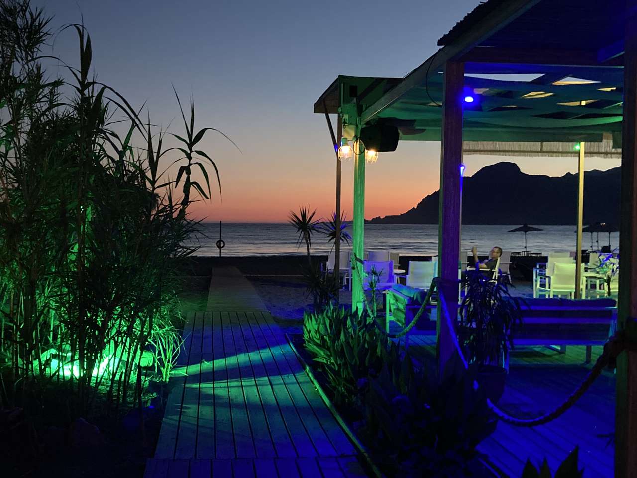 Plážový bar při západu slunce na Krétě skládačky online