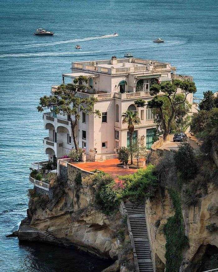 Дом на скале в Неаполе онлайн-пазл