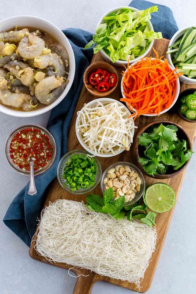 Salade de crevettes vietnamienne avec nouilles puzzle en ligne
