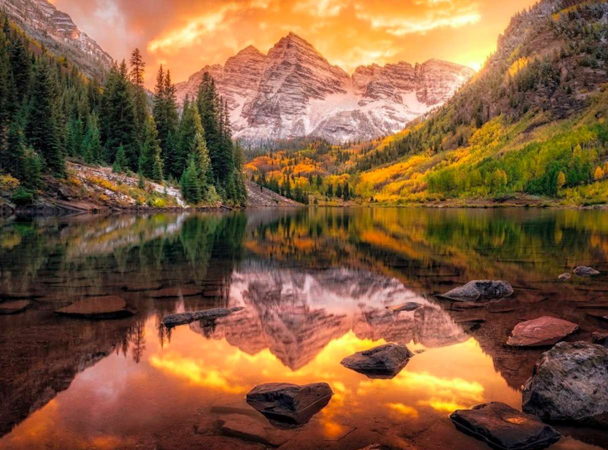 Очарованието на планината край красиво езеро онлайн пъзел