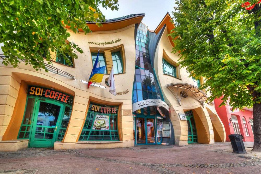 Ein schiefes Geschäftshaus in Sopot Puzzlespiel online