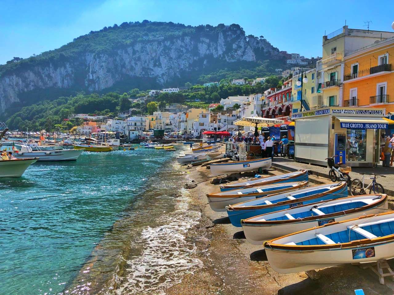 Лодки на Капри на побережье Амальфи пазл онлайн