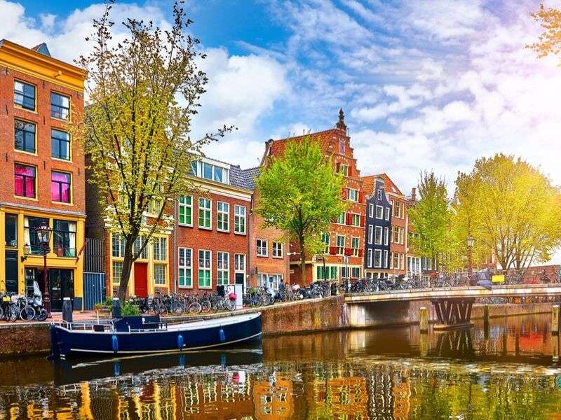 Amsterdam - charmiga hus och en kanal pussel på nätet