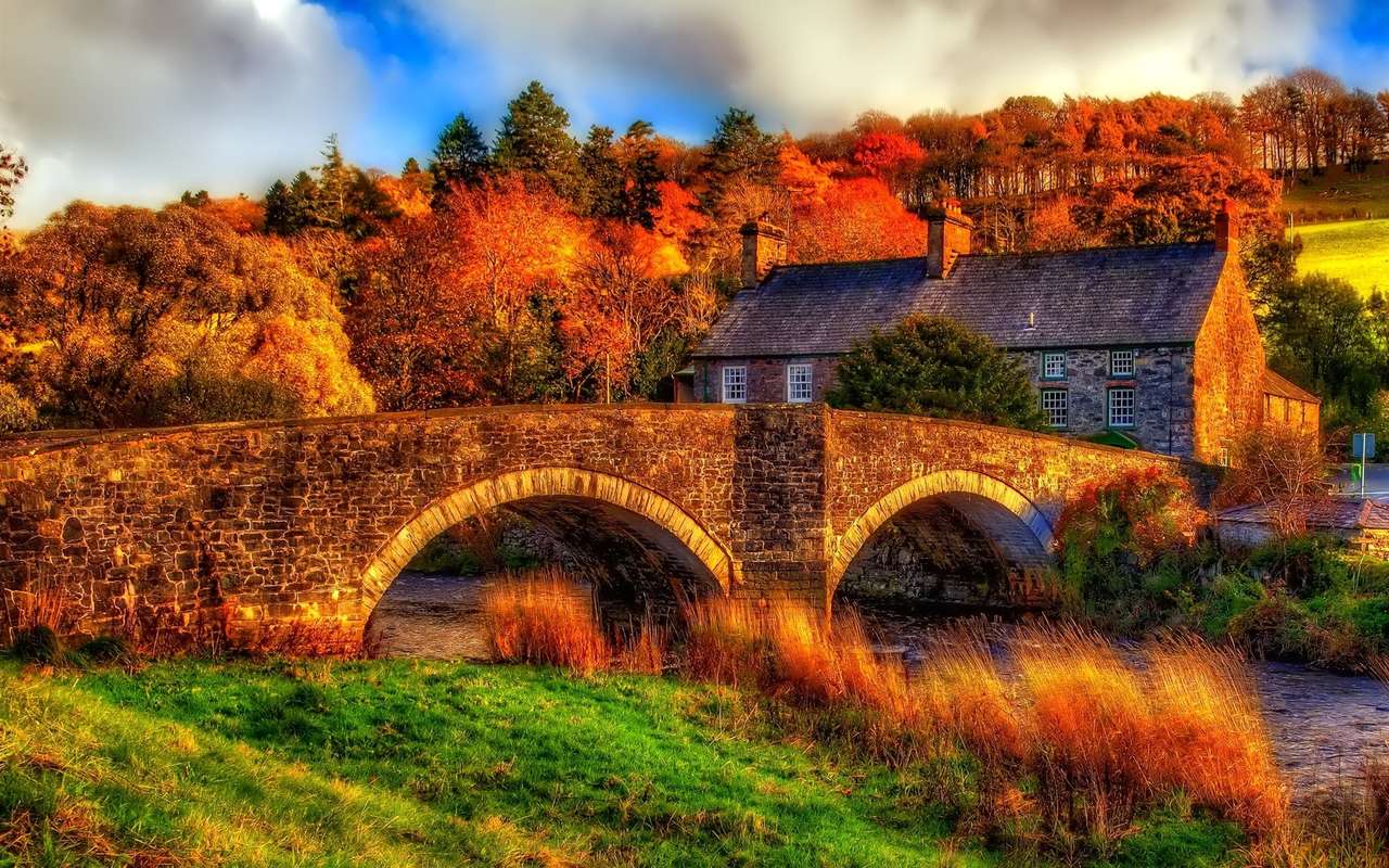 Zlatý podzim u řeky s mostem a domem online puzzle