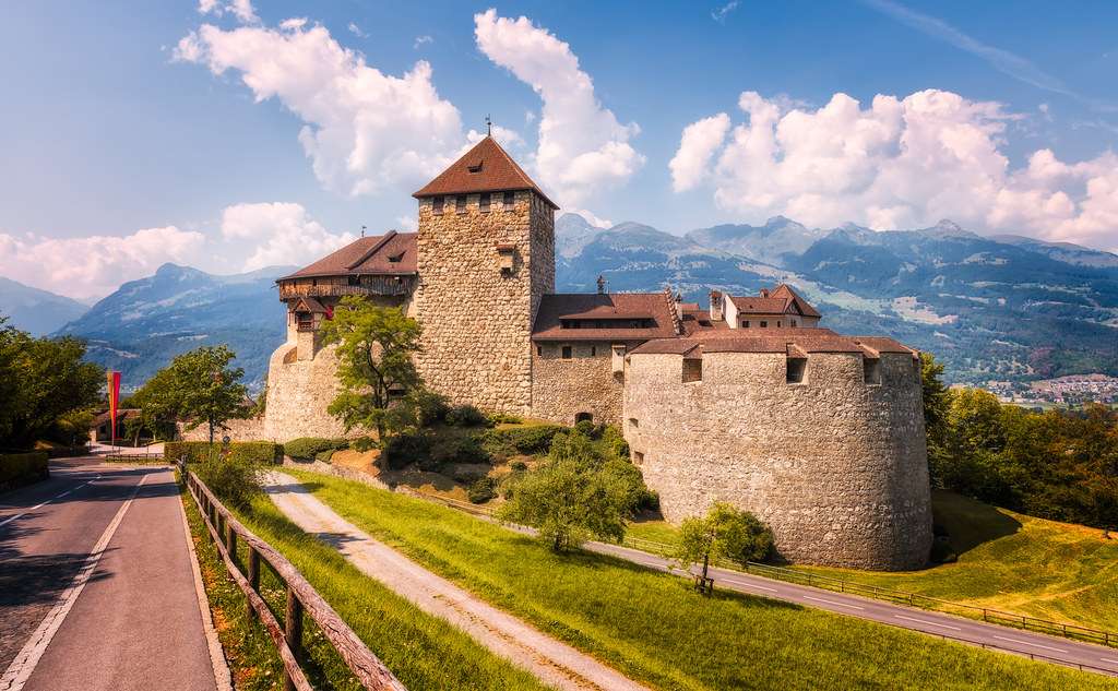 Castelo de Vaduz em Liechtenstein - um pequeno principado puzzle online