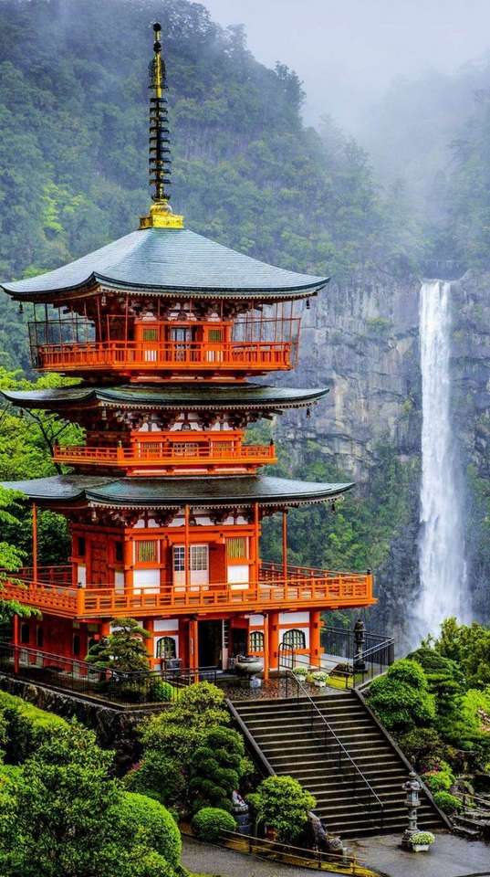 Ναός Seiganto-ji και καταρράκτης στο βάθος παζλ online