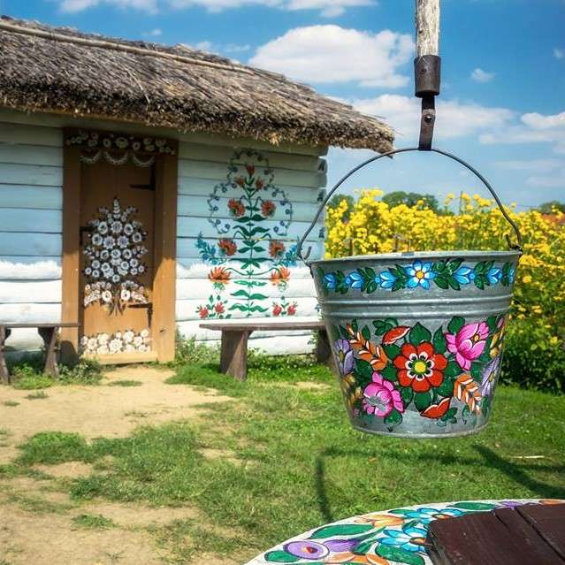Пофарбована хата в селі Заліп'є онлайн пазл