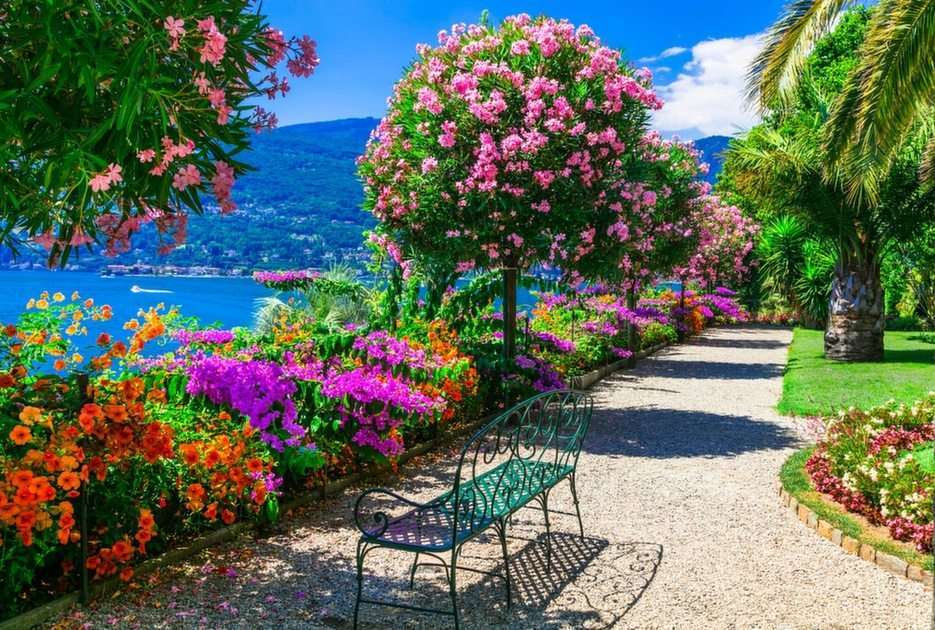 Ein Ort für einen Spaziergang voller Blumen an der Bucht Online-Puzzle