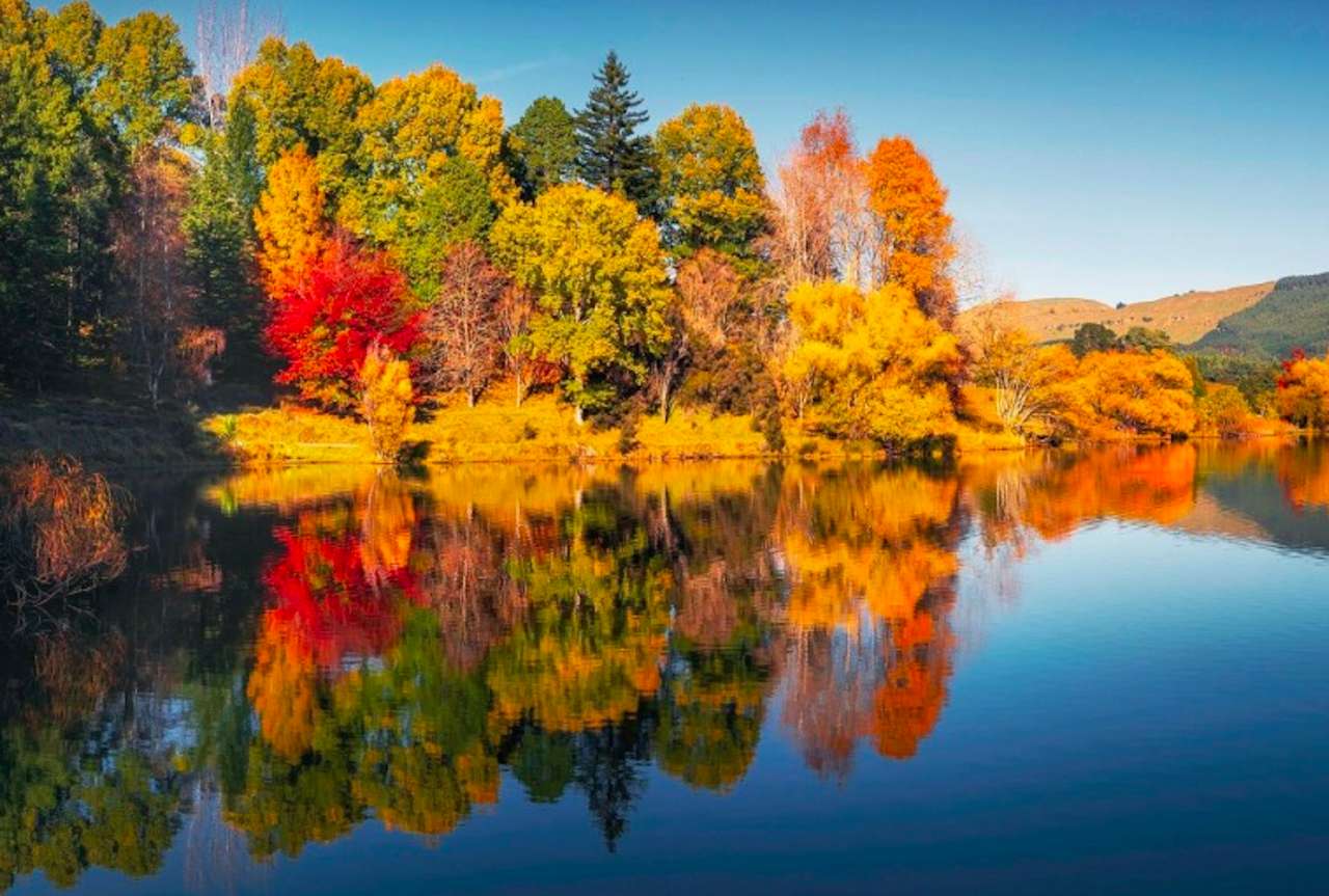 Neuseeland - Lake Tutira in der Herbstsonne Online-Puzzle