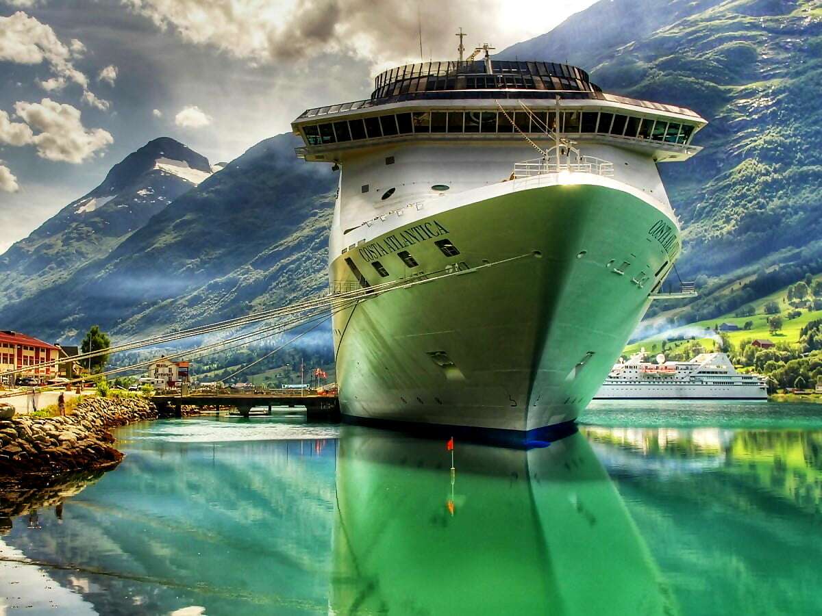 Navio de cruzeiro verde nas montanhas puzzle online