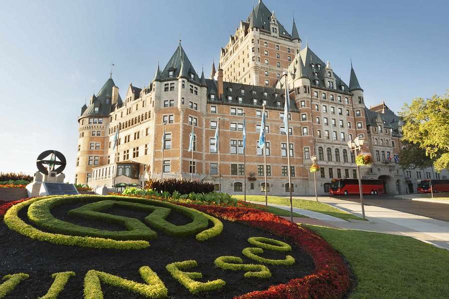 Величезний замок 19 століття в Канаді пазл онлайн