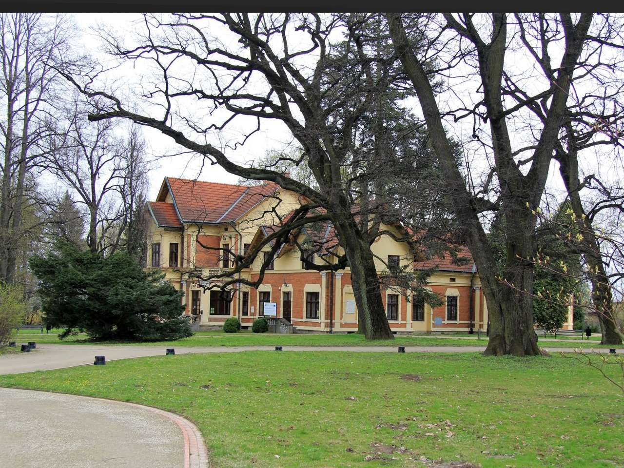 Łańcutský palác v parku online puzzle