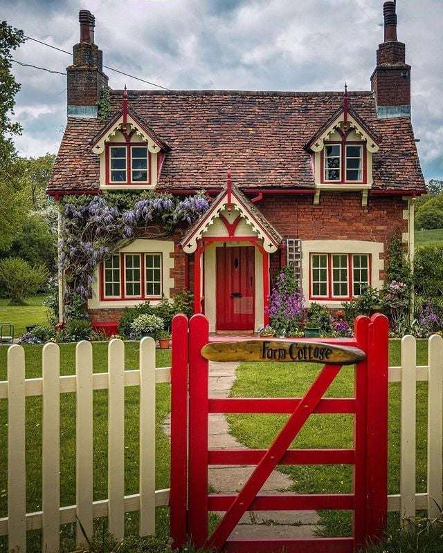 Cottage on the field online puzzle