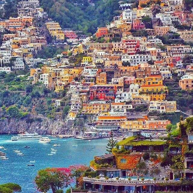 Cidade na colina. Costa Amalfitana quebra-cabeças online