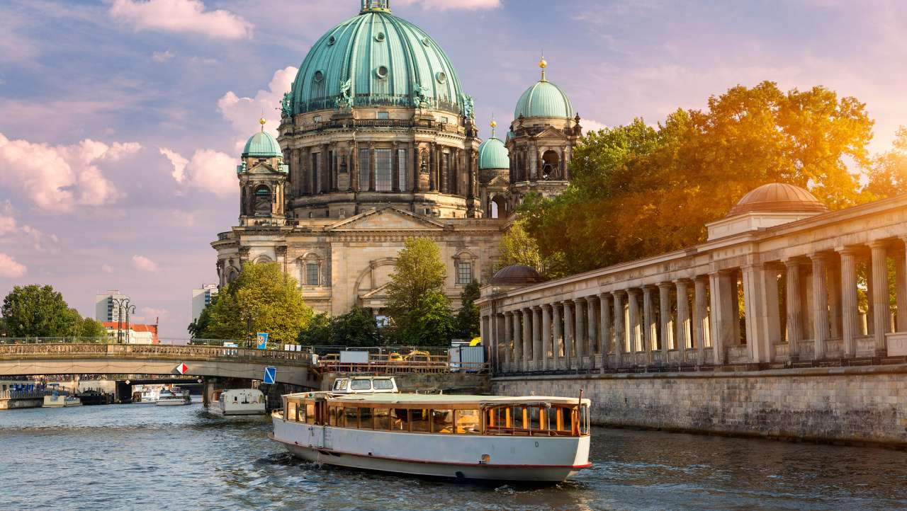 O excursie cu barca pe Spree din Berlin jigsaw puzzle online