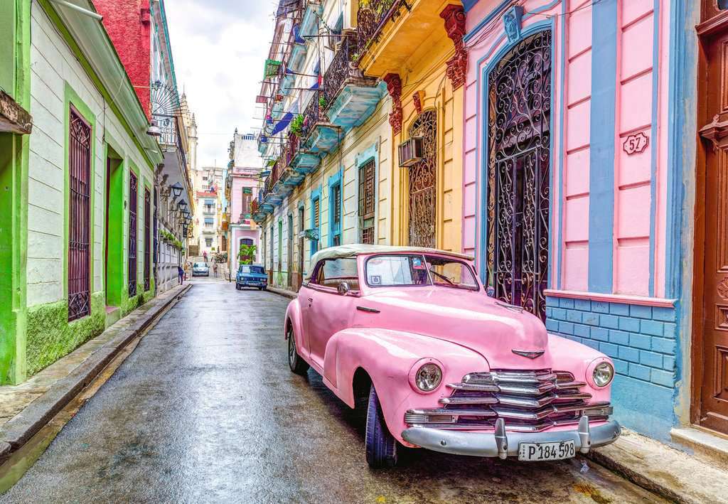 Rózsaszín autó a kubai utcán online puzzle