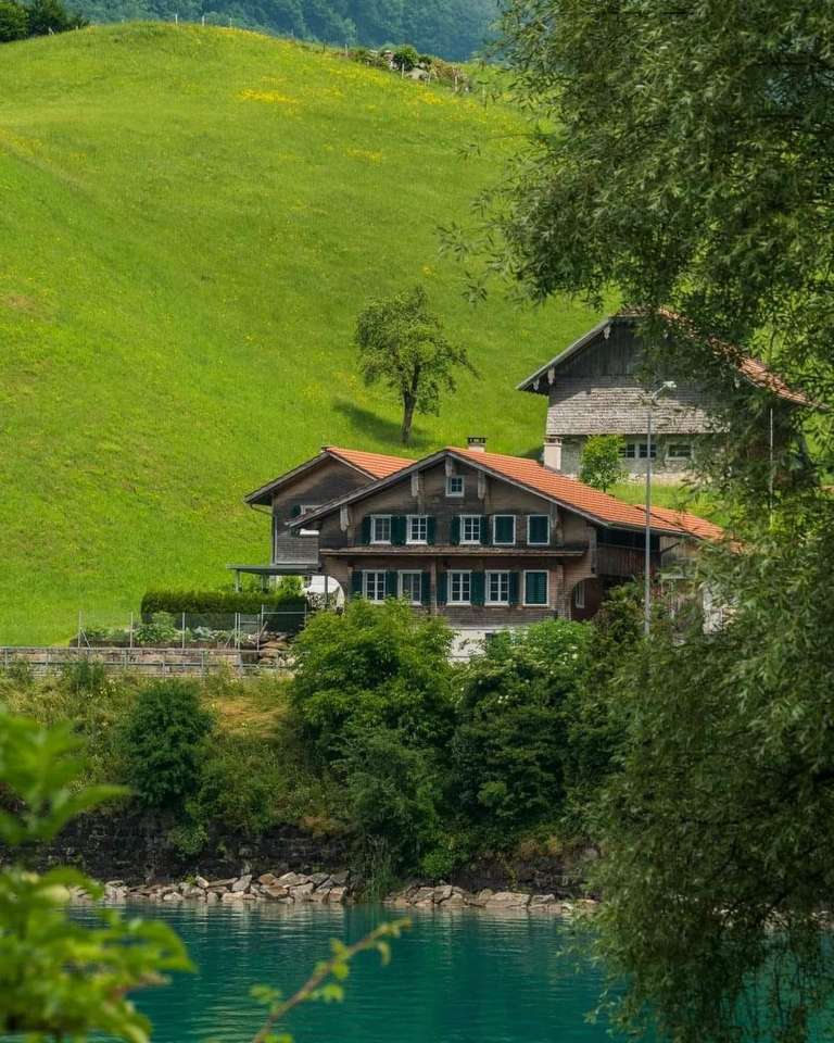 Ett hus vid sjön pussel på nätet