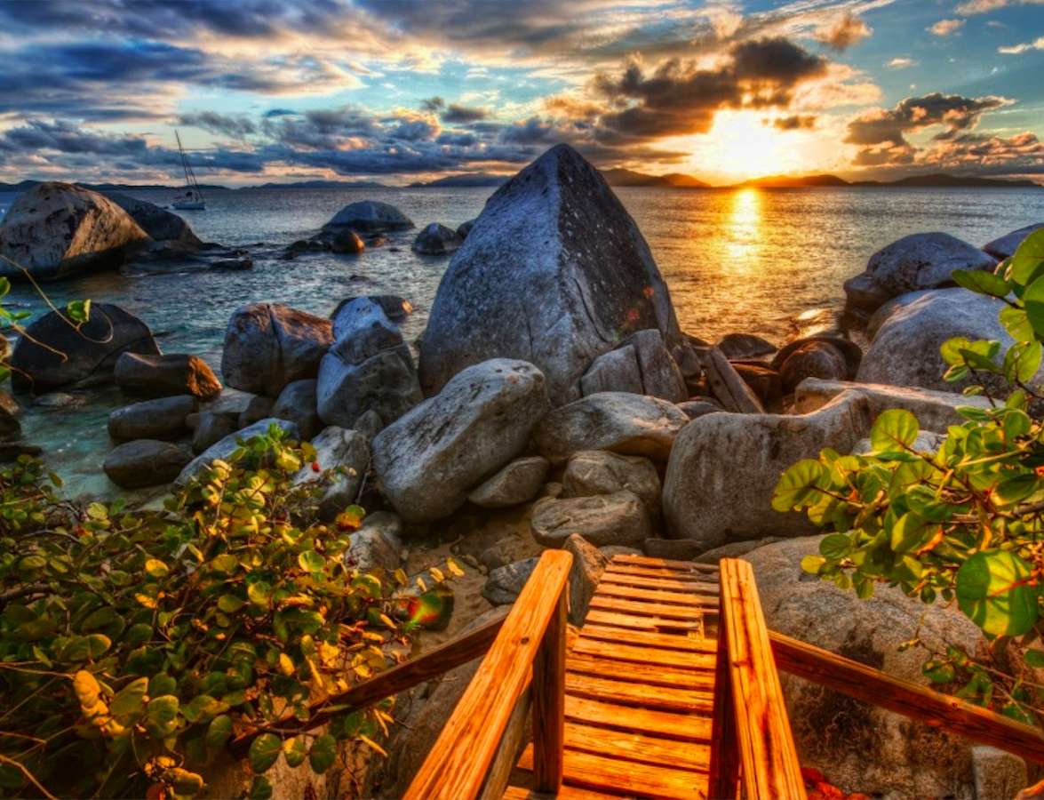 Bewölkter Sonnenuntergang an der Küste Puzzlespiel online