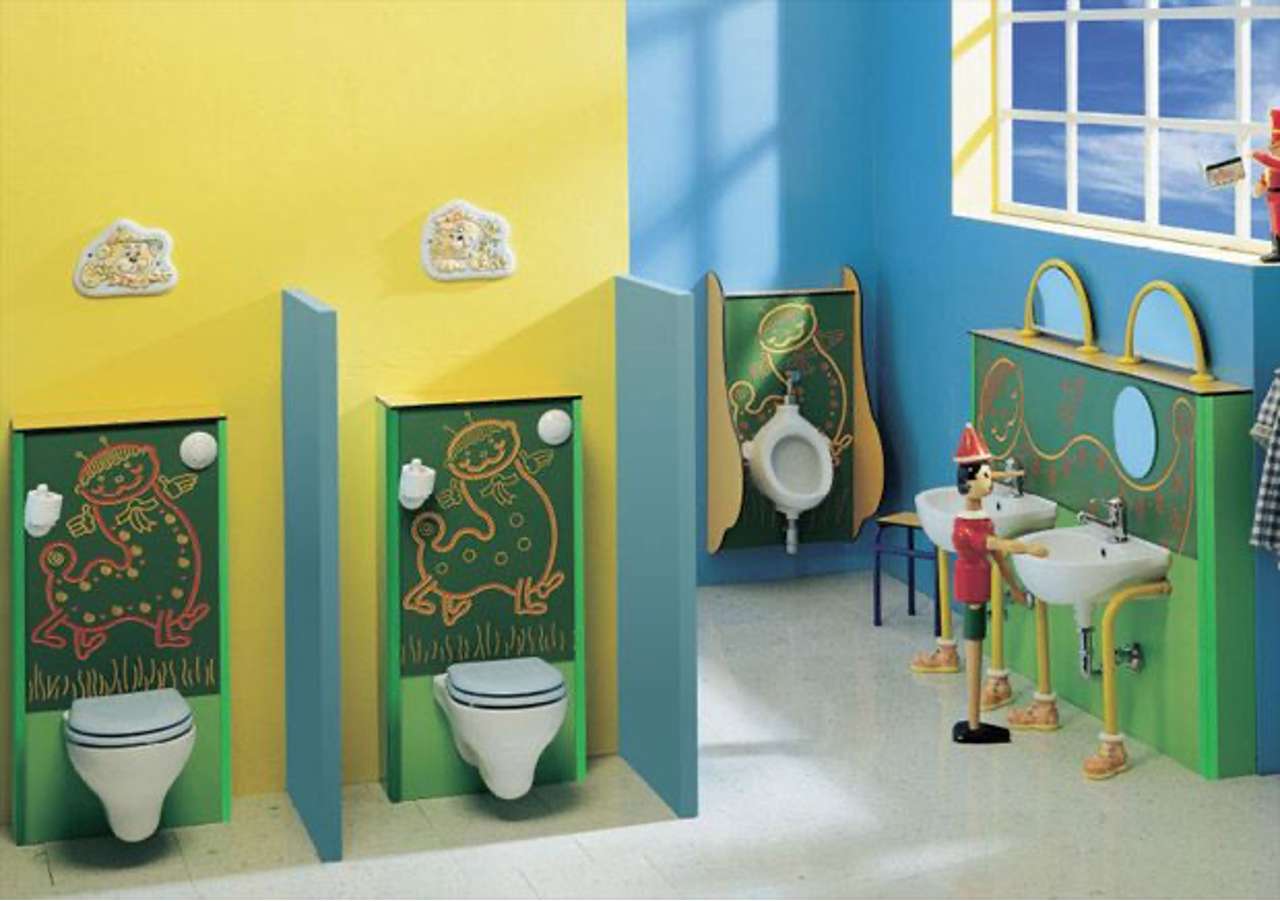 Детский туалет камера. Туалетные комнаты в ДОУ. Санузел в детском саду. Туалетная в детском саду. Декор для туалета в детском саду.
