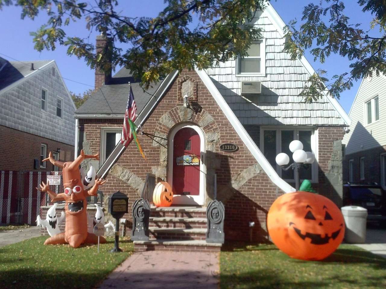 Decoração de Halloween na frente da casa puzzle online