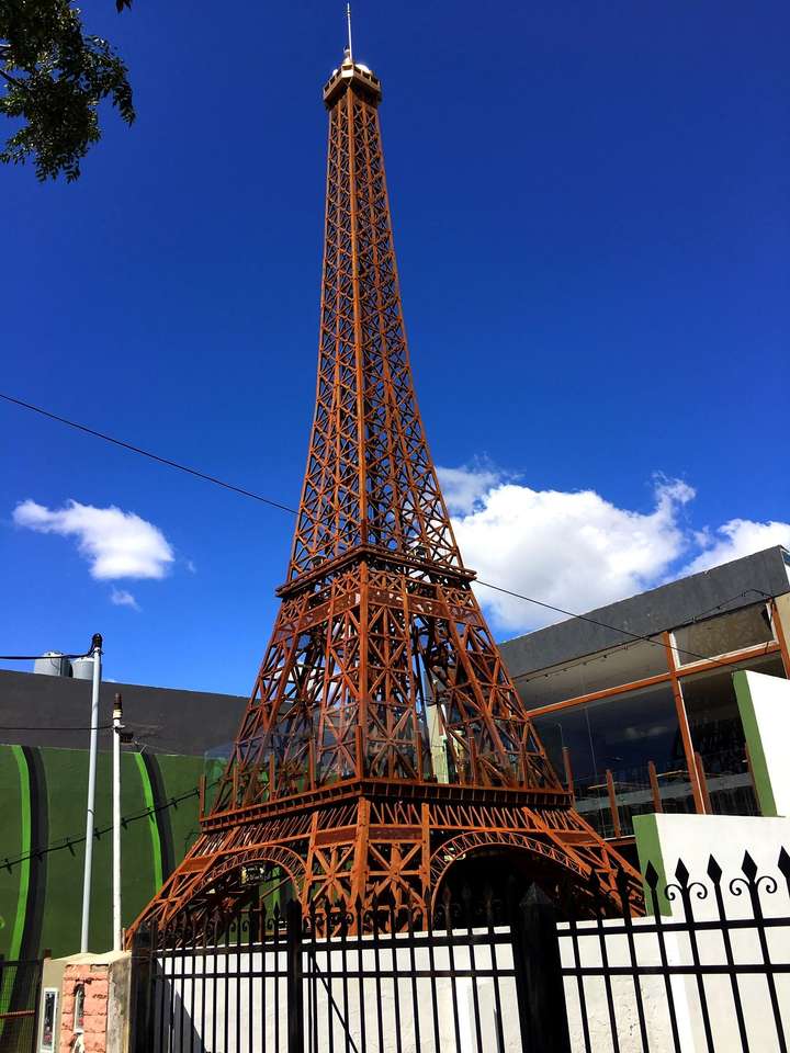 Tour Eiffel d'Ituzaingo puzzle en ligne