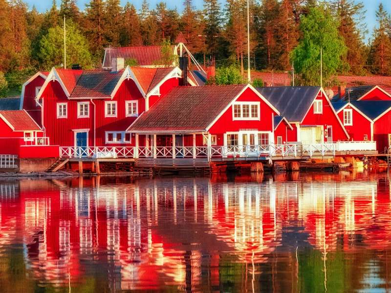 Зеркальное отражение красных домов, прекрасное зрелище пазл онлайн