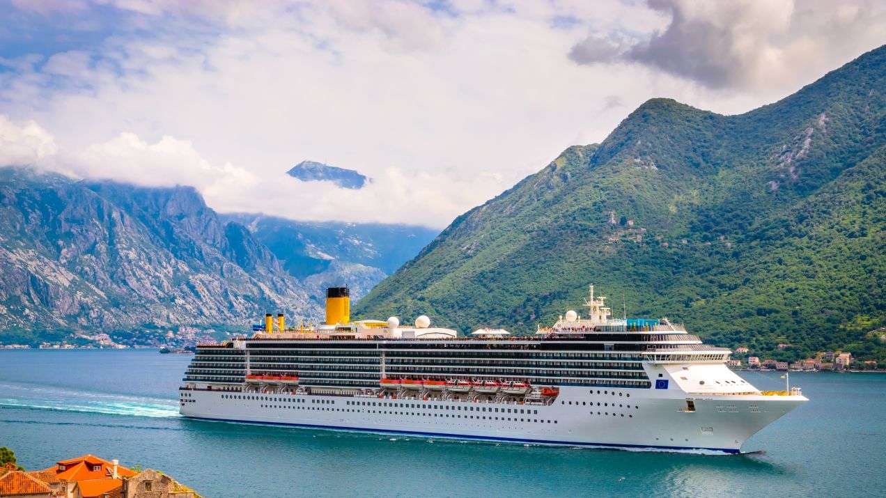 Фьорды и туристический корабль онлайн-пазл