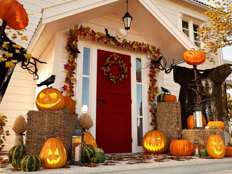 Dekorationer framför huset till Halloween Pussel online
