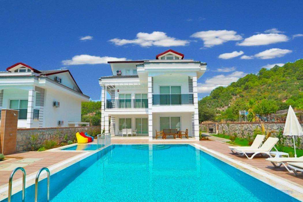 Villa con piscina rompecabezas en línea