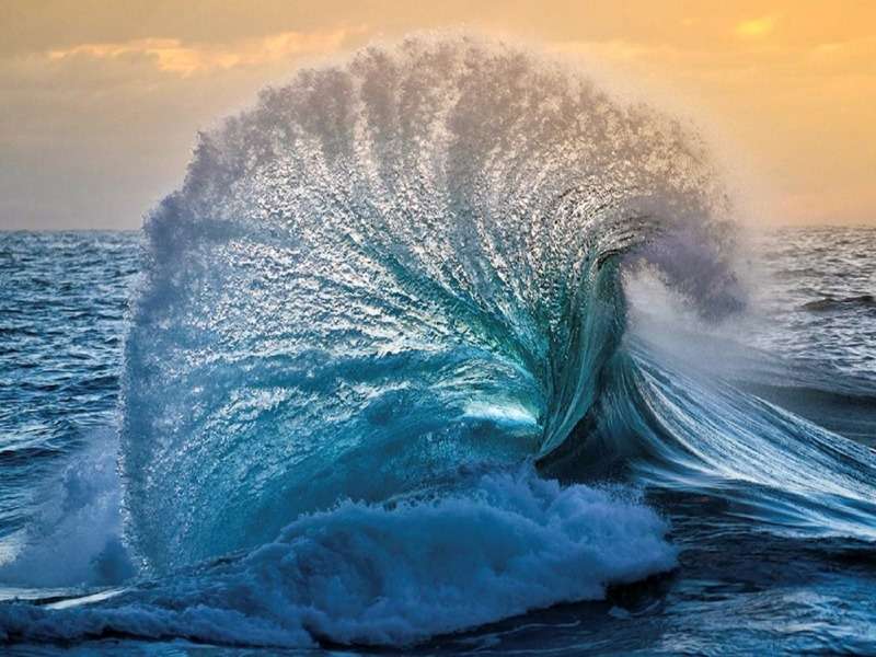 Бурната вълна на света създава водно цвете :) онлайн пъзел