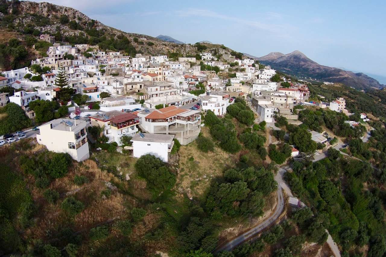 Pueblo de montaña de Creta Myrthios sobre Plakias rompecabezas en línea