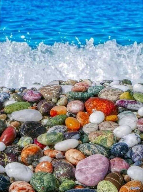 Крит барвисті камені на пляжі онлайн пазл