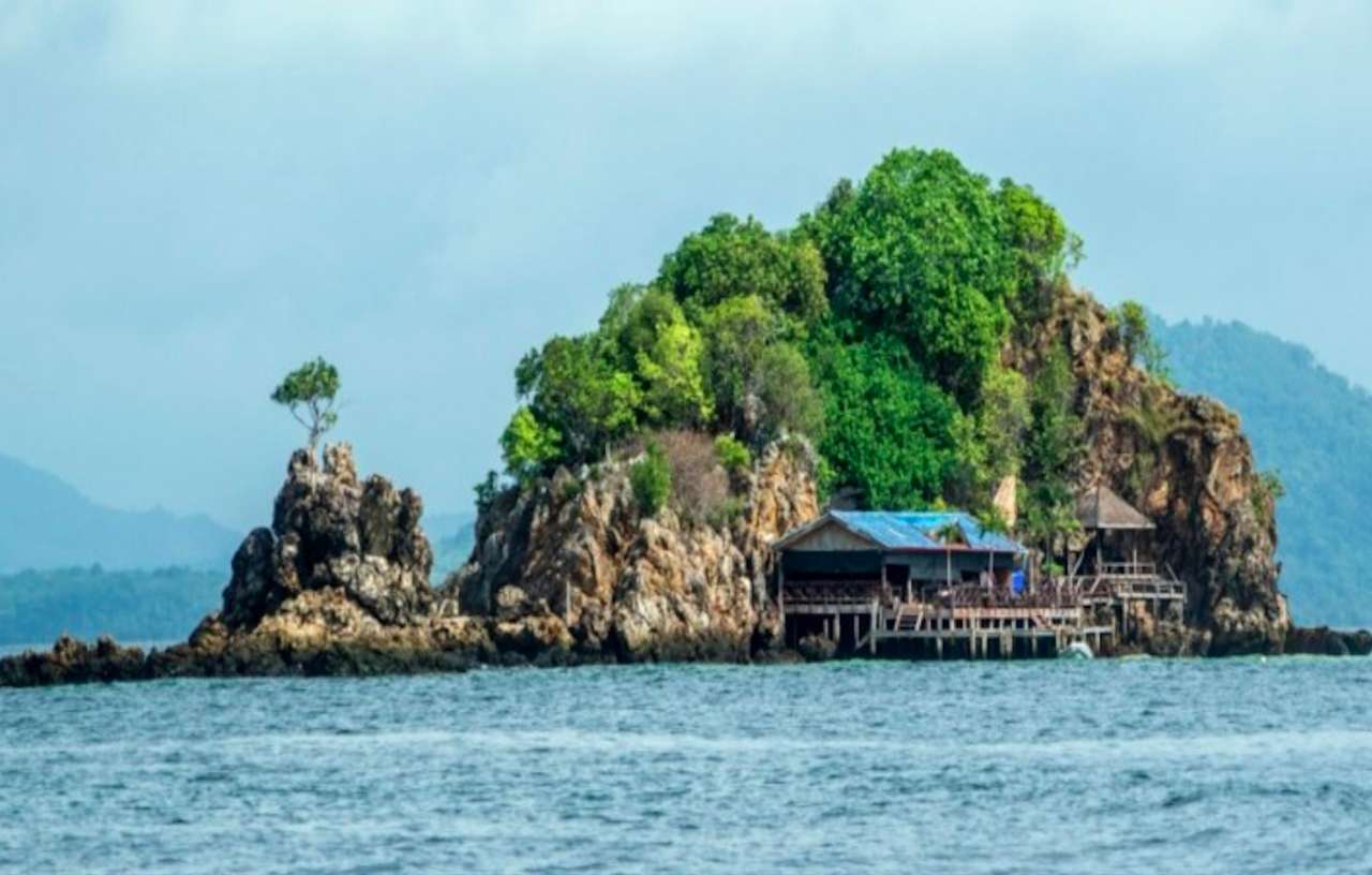 Isla rocosa en el mar tailandés - vista asombrosa rompecabezas en línea