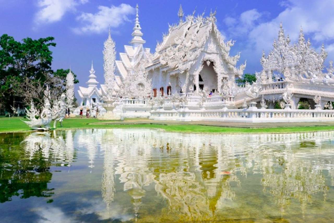 Thaïlande - Un temple très blanc comme neige puzzle en ligne