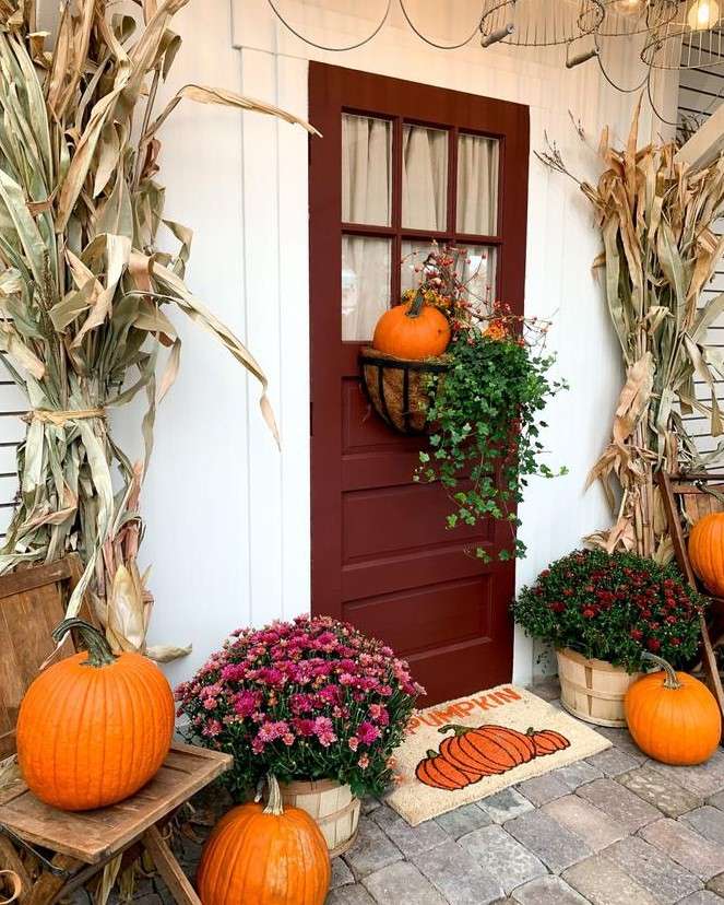 Pumpkins in front of the house online puzzle
