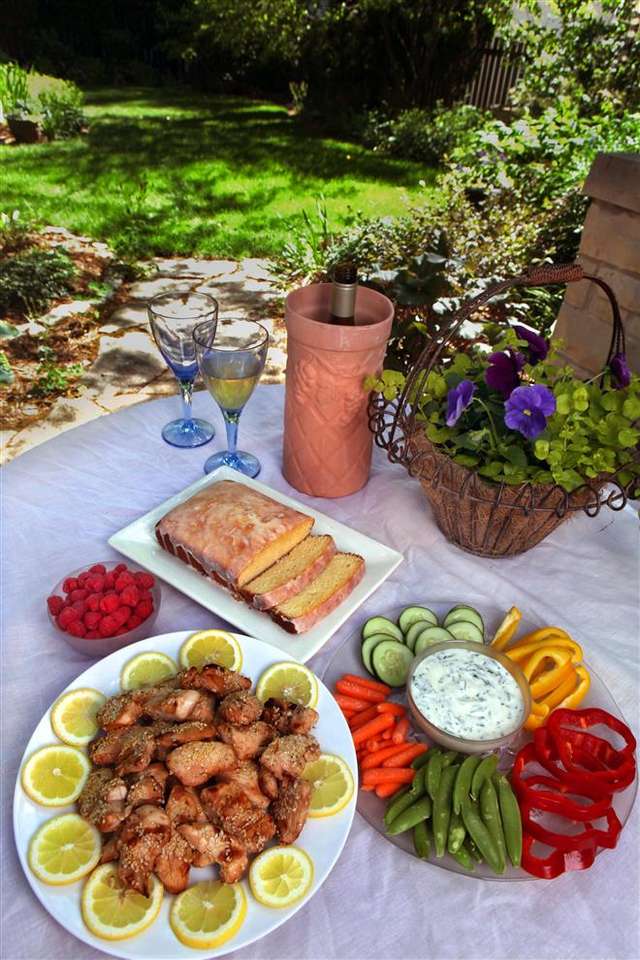 Закуски на масата в градината онлайн пъзел