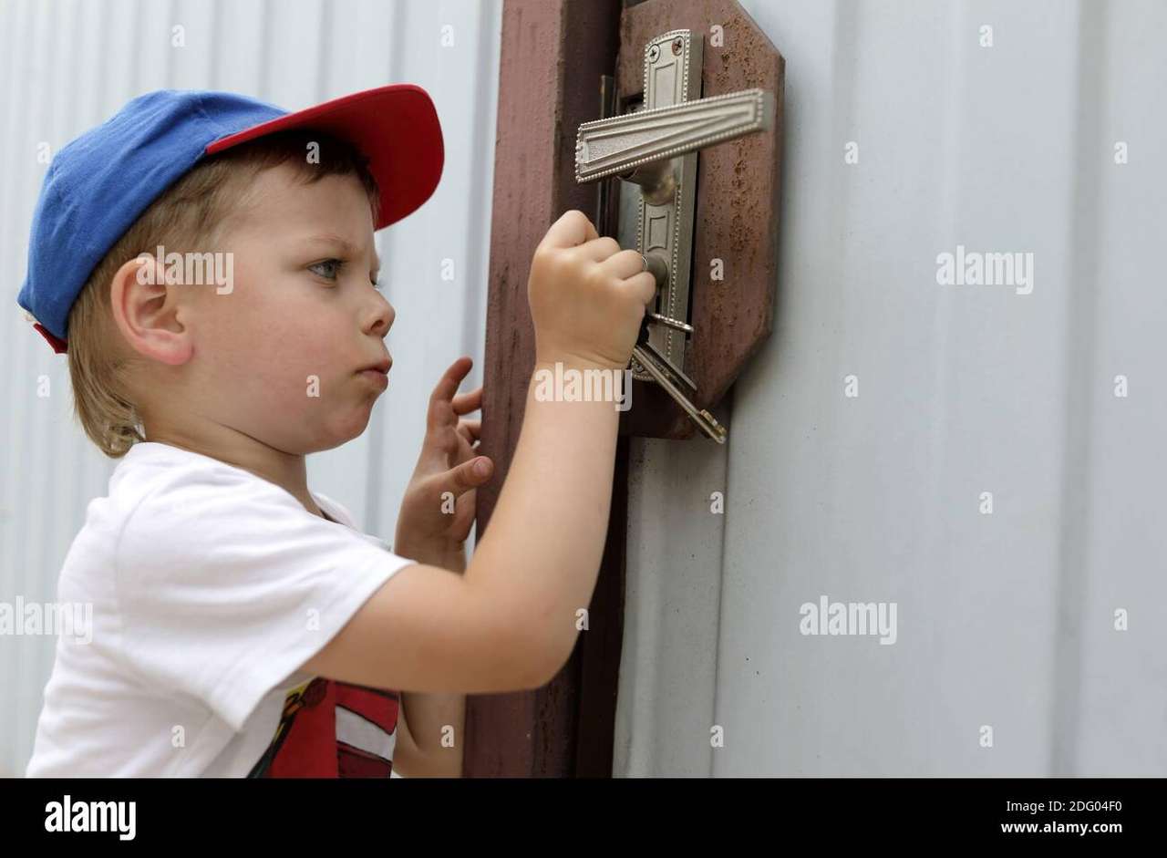 дитина відкриває двері онлайн пазл