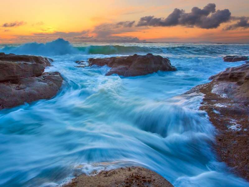 Az árapály és a hullámok a sziklák között - Tide And Waves kirakós online