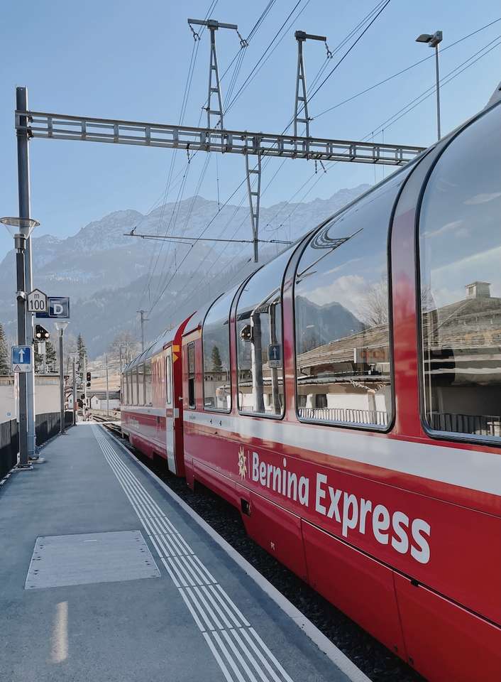 Zug an einem Bahnhof in den Alpen Online-Puzzle