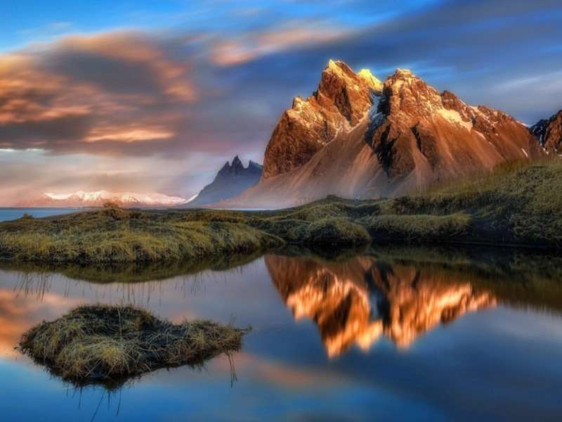 Island-bergsmassivet vid solnedgången, vackert pussel på nätet
