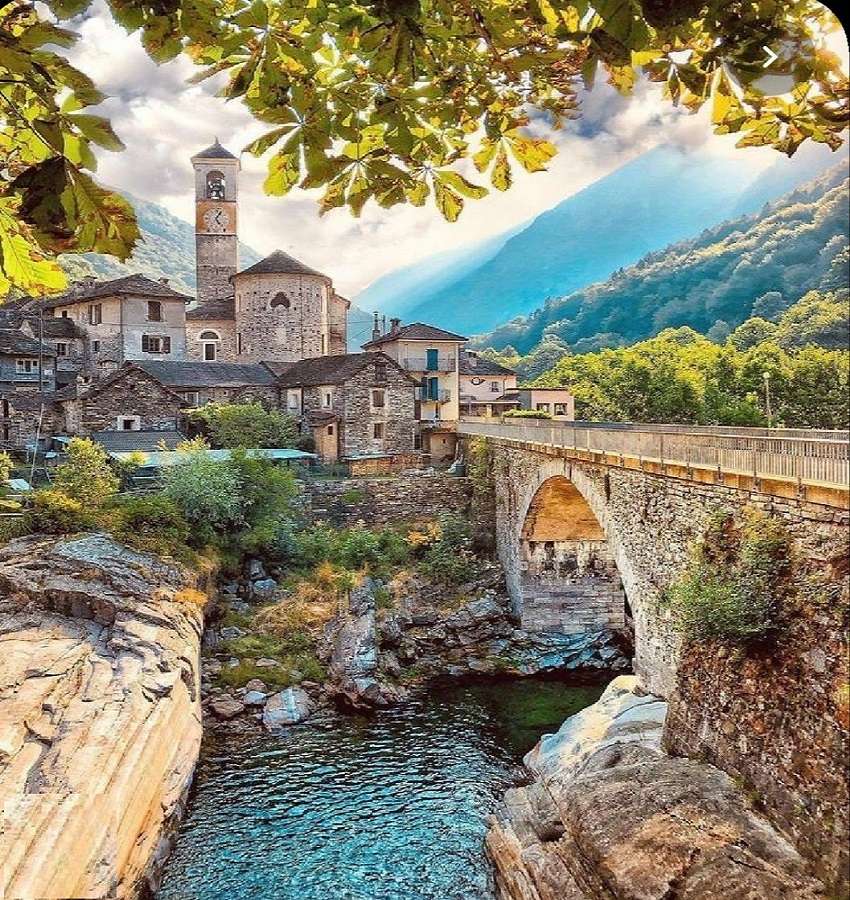 Eine kleine Stadt in Italien Online-Puzzle