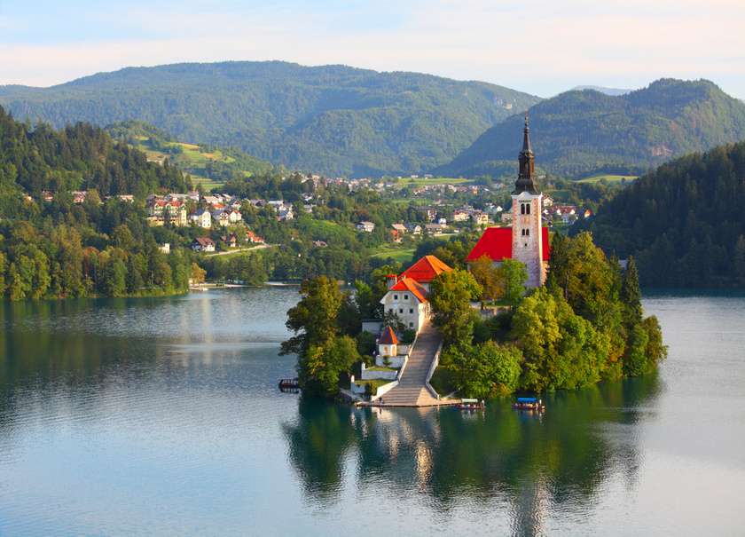 Castillo de Bled y la iglesia en la isla de Bled rompecabezas en línea