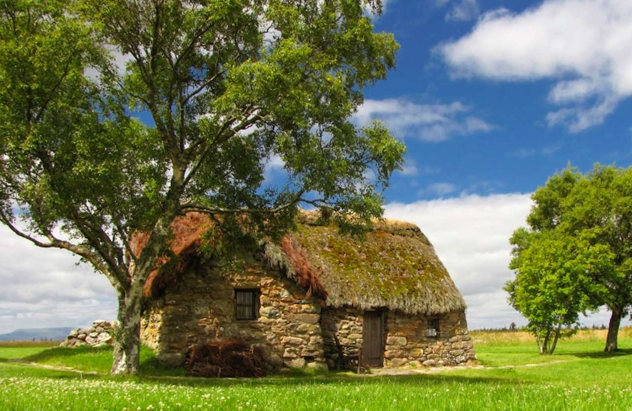 Een heel oude, eenzame, stenen hut in een weiland legpuzzel online