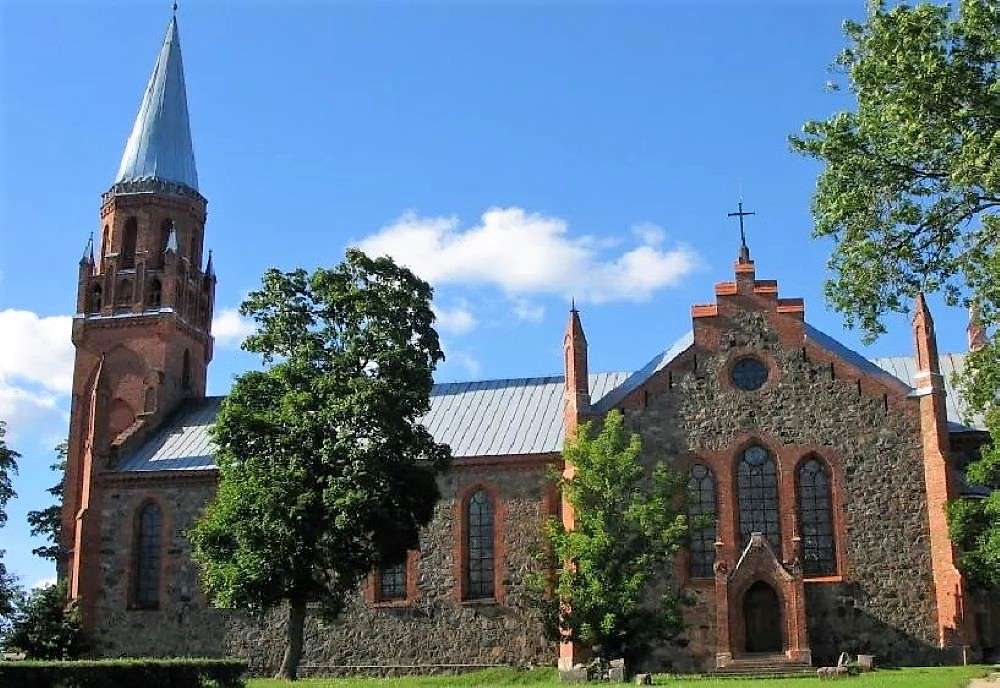 Estoniakyrkan i Viljandi pussel på nätet