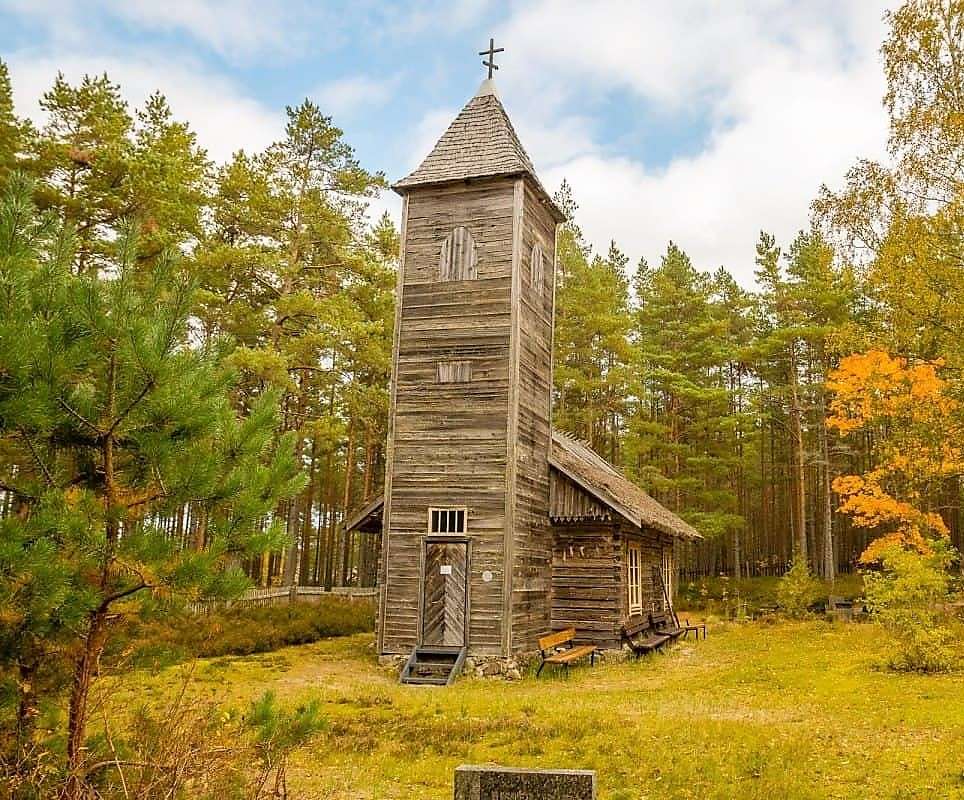Естонія Hiiumaa дерев'яна церква в лісі онлайн пазл