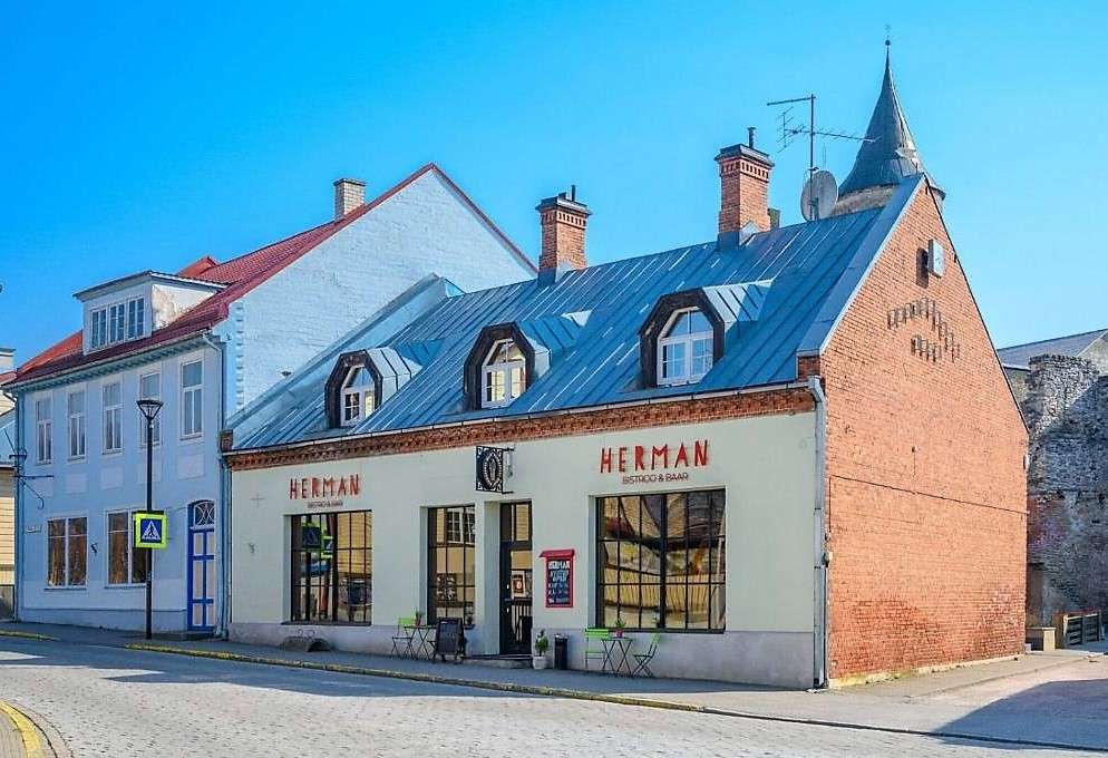 Calle del pueblo de Estonia Haapsalu rompecabezas en línea