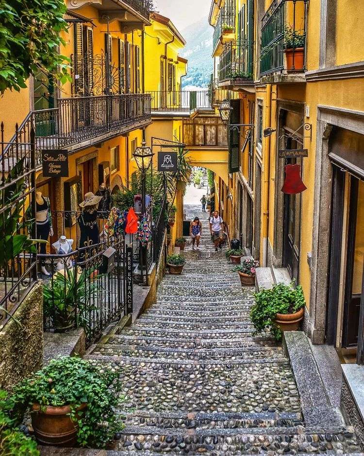 Uma rua em Bellaga. Itália puzzle online