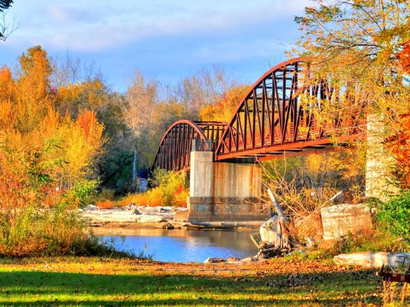 Мост через озеро осенью - Мост через озеро онлайн-пазл